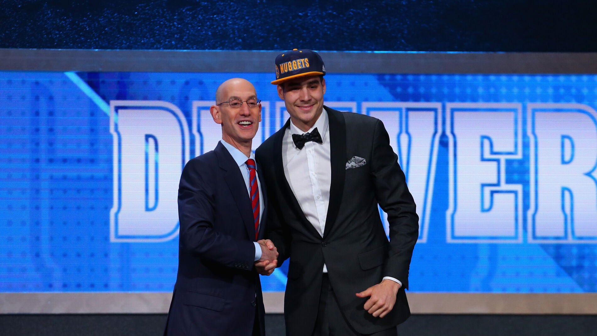Juancho Hernang&oacute;mez saluda a Adam Silver en el Draft de la NBA