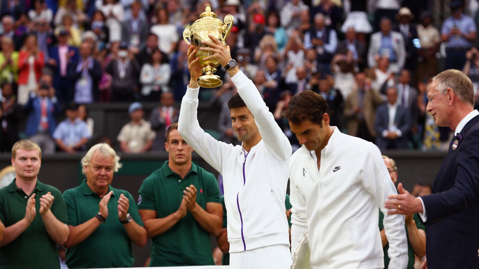 Novak Djokovic levanta el trofeo de campe&oacute;n de Wimbledon ante un Federer cabizbajo