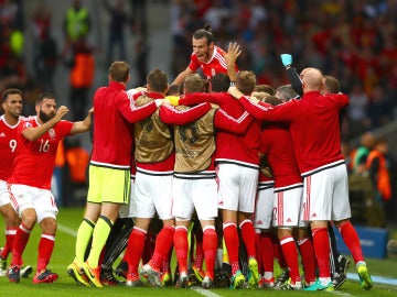 Los jugadores de Gales celebran el gol de Robson-Kanu