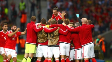 Los jugadores de Gales celebran el gol de Robson-Kanu