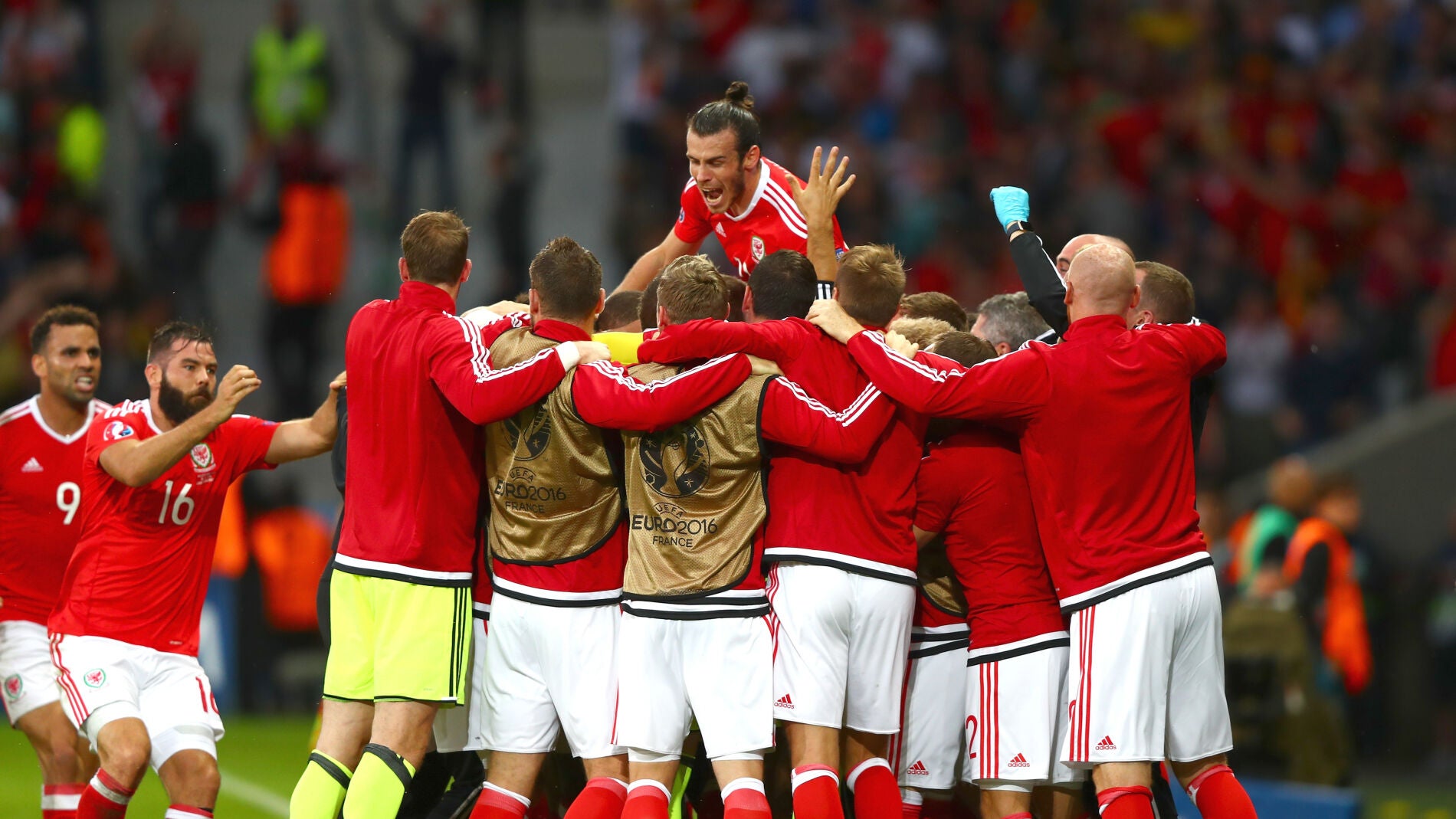Los jugadores de Gales celebran el gol de Robson-Kanu