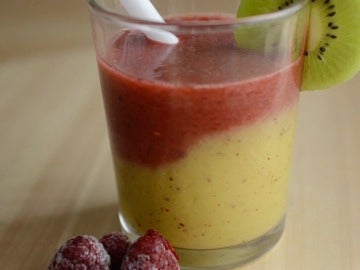 Un batido bicolor de frutas para luchar contra el calor veraniego. Un batido bicolor de frutas para luchar contra el calor veraniego.