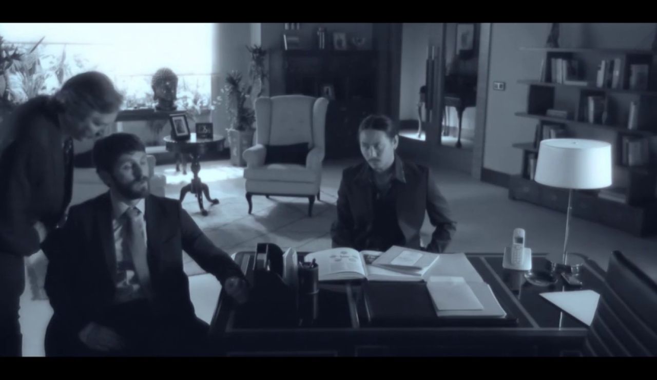 Frame 32.635109 de: "La muerte del embajador no fue un accidente"