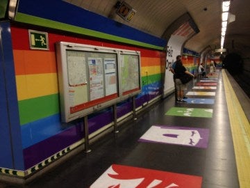 Interior del metro de Chueca con la bandera LGTB