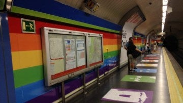 Interior del metro de Chueca con la bandera LGTB