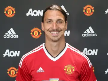 Zlatan Ibrahimovic posa con la camiseta del Manchester United Zlatan Ibrahimovic posa con la camiseta del Manchester United