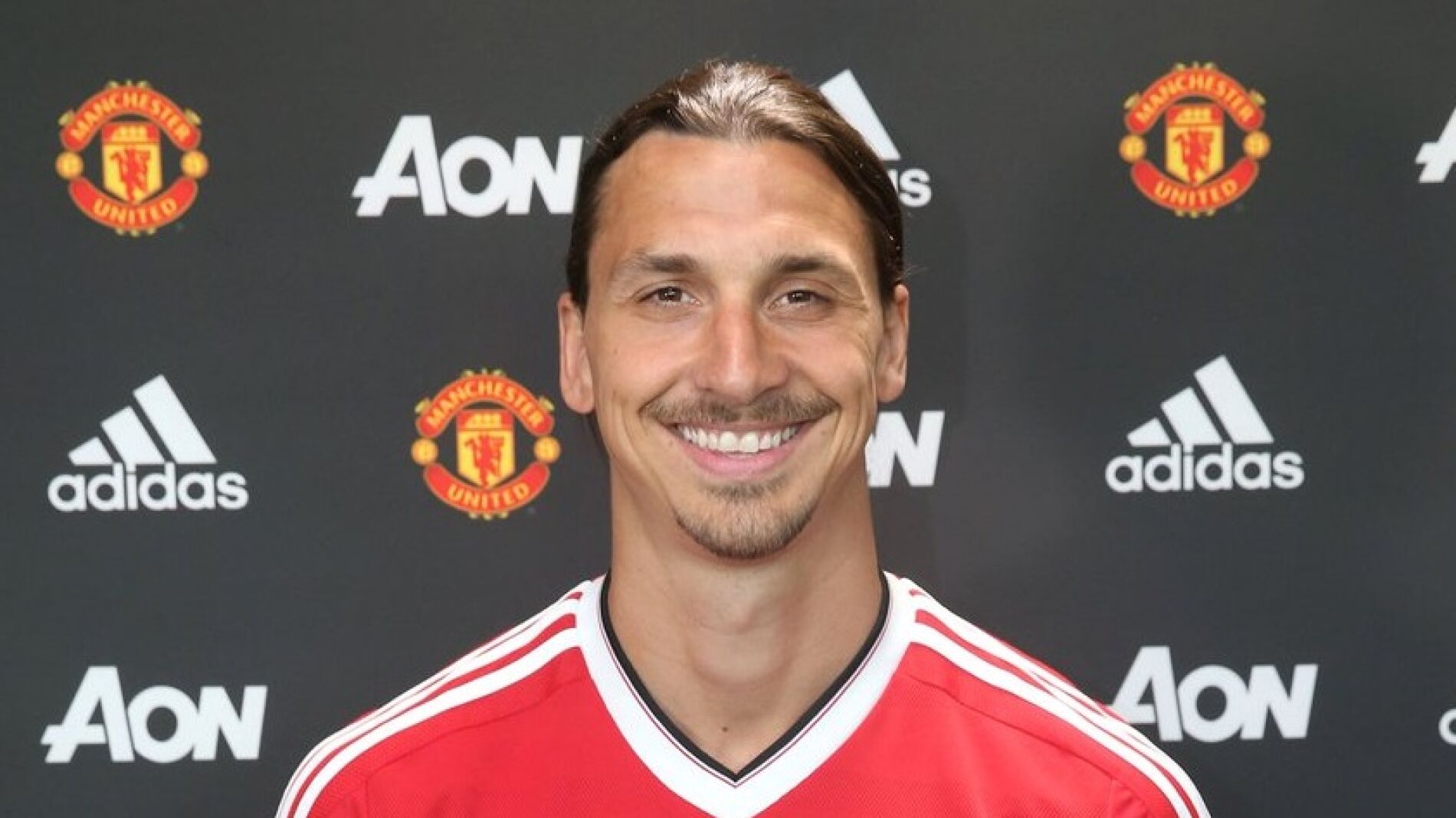 Zlatan Ibrahimovic posa con la camiseta del Manchester United