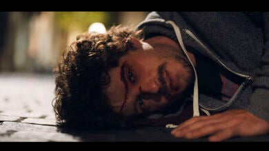 El corto 'Por un beso' denuncia el aumento de las agresiones homófobas 