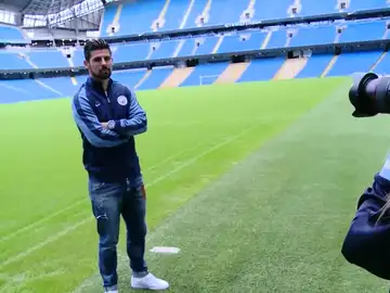 Nolito posando con el chándal del Manchester City Nolito posando con el chándal del Manchester City