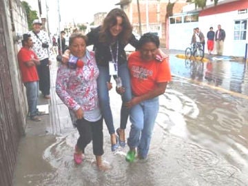 Una periodista, en brazos durante las inundaciones