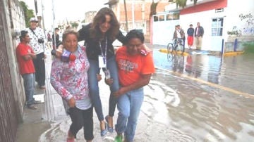 Una periodista, en brazos durante las inundaciones