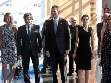 Los Reyes posan junto a Puigdemont Los Reyes posan junto a Puigdemont