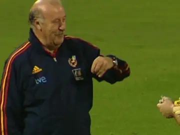 Vicente del Bosque dialoga con Iker Casillas durante un entrenamiento Vicente del Bosque dialoga con Iker Casillas durante un entrenamiento