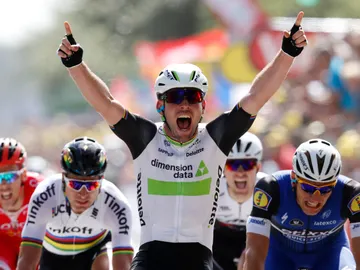Mark Cavendish celebra su victoria en la etapa del Tour Mark Cavendish celebra su victoria en la etapa del Tour