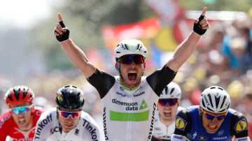 Mark Cavendish celebra su victoria en la etapa del Tour