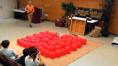 Twinkie, el perro que entra en el libro Guinness por explotar 100 globos en 39.08 segundos