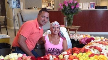 Una mujer enferma de cáncer recibe 500 rosas