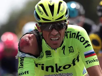 Alberto Contador, con el hombro magullado tras su caída Alberto Contador, con el hombro magullado tras su caída