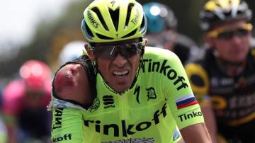 Alberto Contador, con el hombro magullado tras su caída