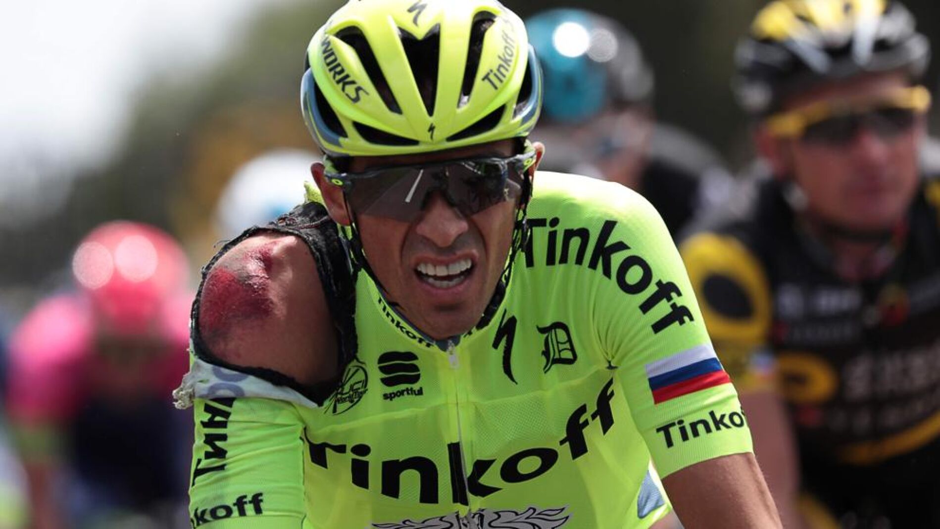 Alberto Contador, con el hombro magullado tras su ca&iacute;da