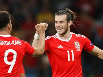 Gareth Bale y Robson-Kanu celebran la victoria ante Bélgica Gareth Bale y Robson-Kanu celebran la victoria ante Bélgica