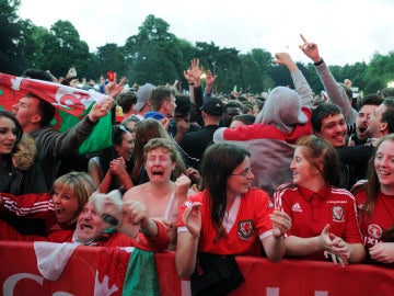 La afición de Gales celebra el pase a la semifinal de la Eurocopa