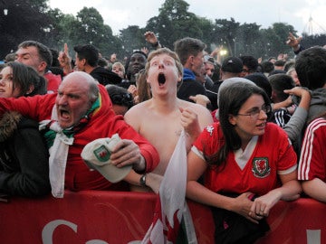 Los aficionados de Gales celebran la victoria ante Bélgica