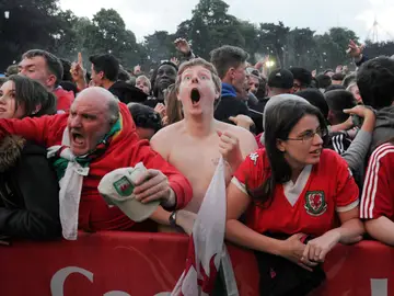 Los aficionados de Gales celebran la victoria ante Bélgica Los aficionados de Gales celebran la victoria ante Bélgica