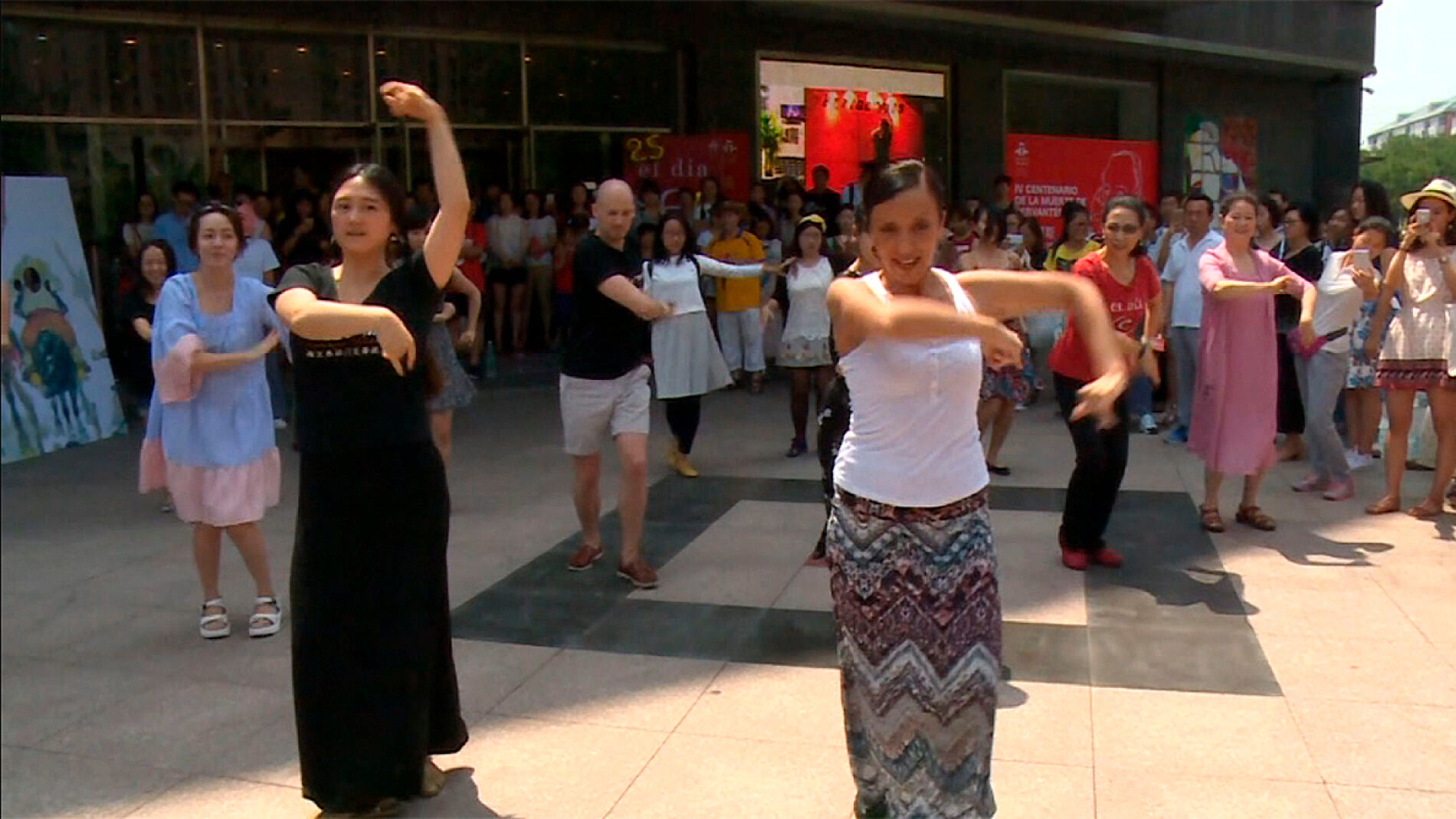 Un grupo de chinos aprenden sevillanas