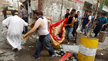 Trasladan a un fallecido en el atentado