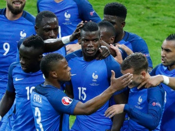 Los jugadores de Francia celebran el gol de Pogba ante Islandia