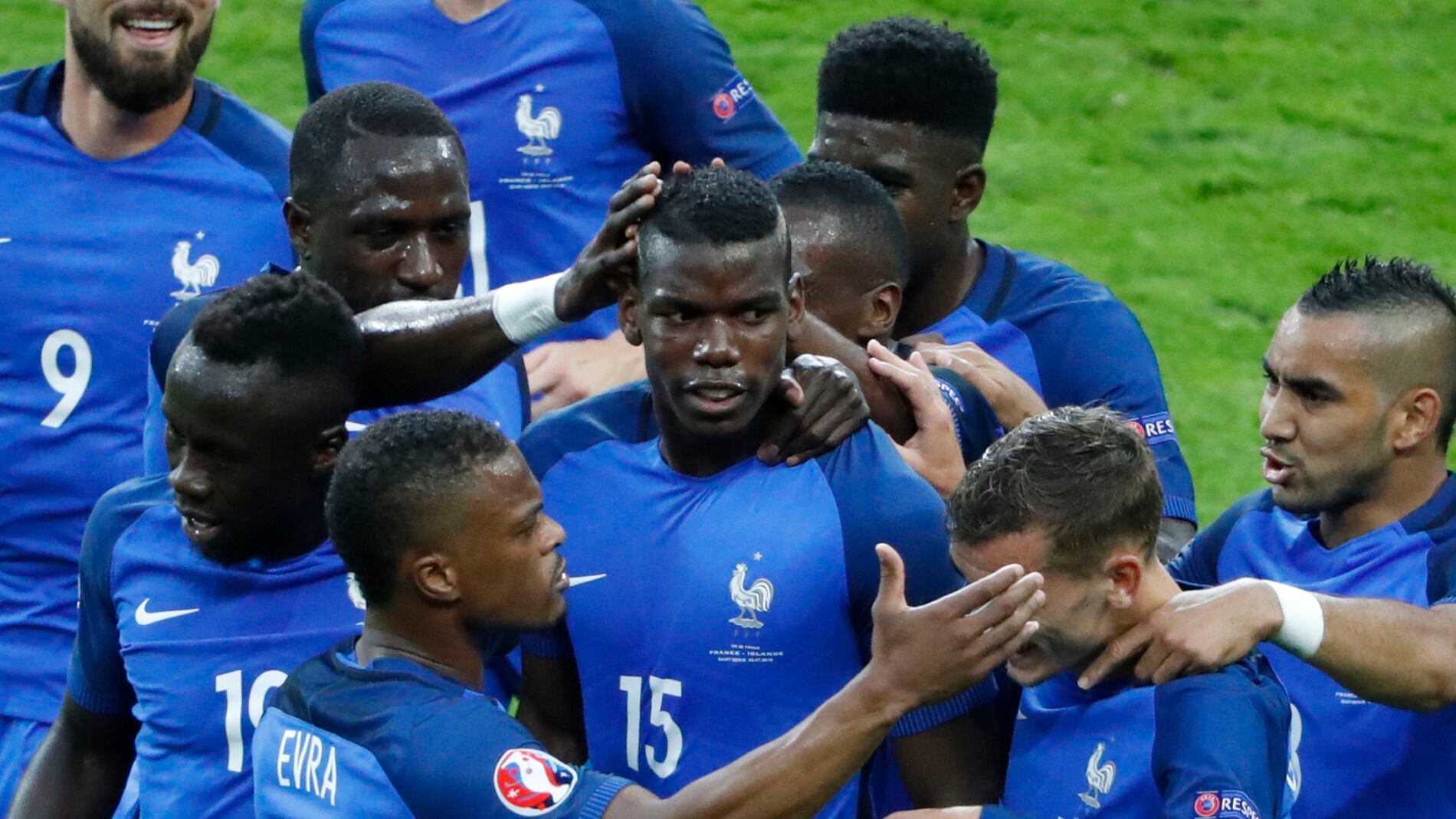 Los jugadores de Francia celebran el gol de Pogba ante Islandia
