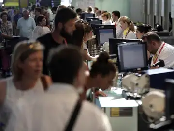 Personal de facturación de Vueling atiende a los viajeros en el Aeropuerto de El Prat Personal de facturación de Vueling atiende a los viajeros en el Aeropuerto de El Prat