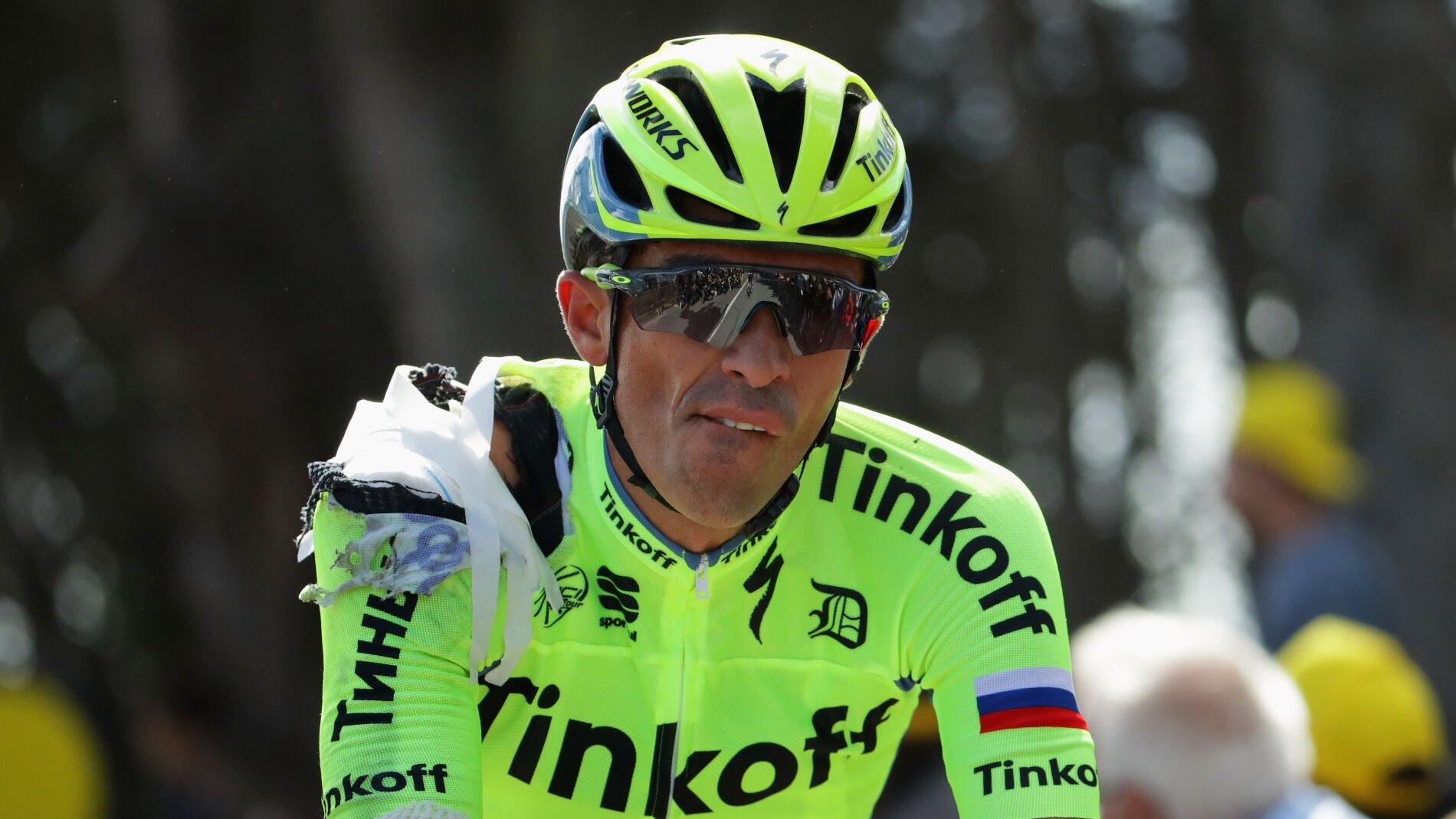 Alberto Contador tras la ca&iacute;da de la primera etapa
