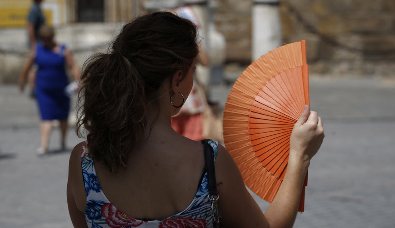 Una mujer con un abanico