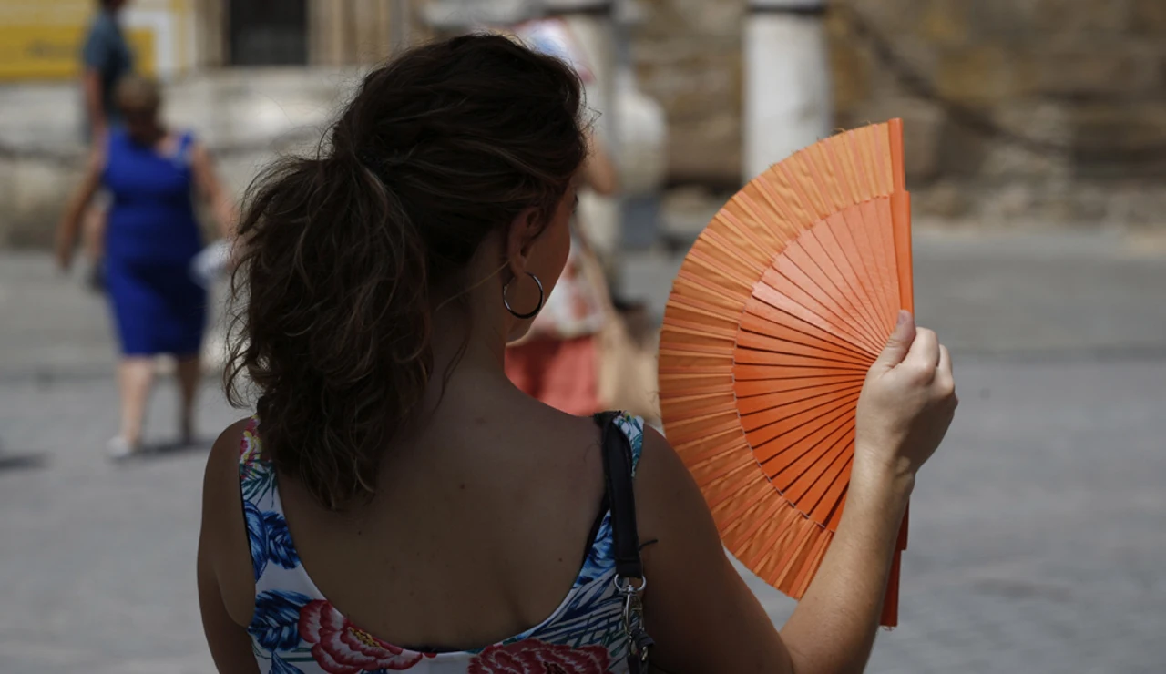 Una mujer con un abanico