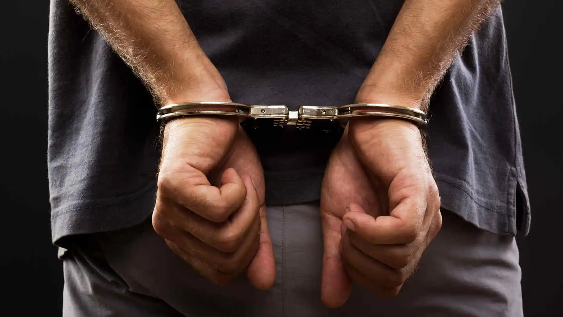 Hombre arrestado con unas esposas Hombre arrestado con unas esposas