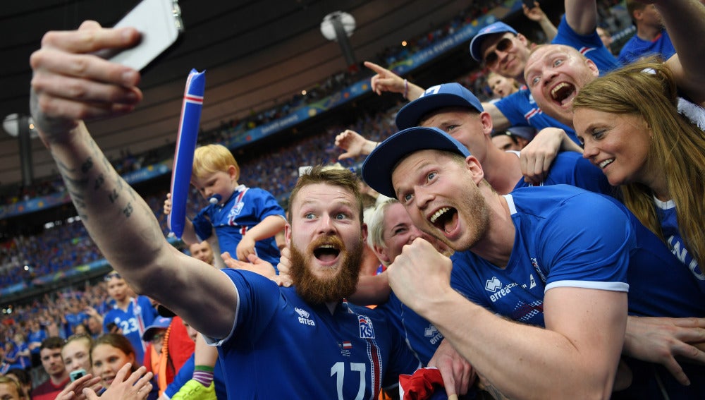 Gunnarson se hace un selfie con los aficionados islandeses