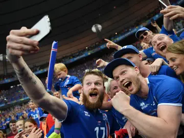 Gunnarson se hace un selfie con los aficionados islandeses Gunnarson se hace un selfie con los aficionados islandeses