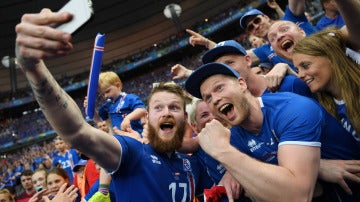Gunnarson se hace un selfie con los aficionados islandeses