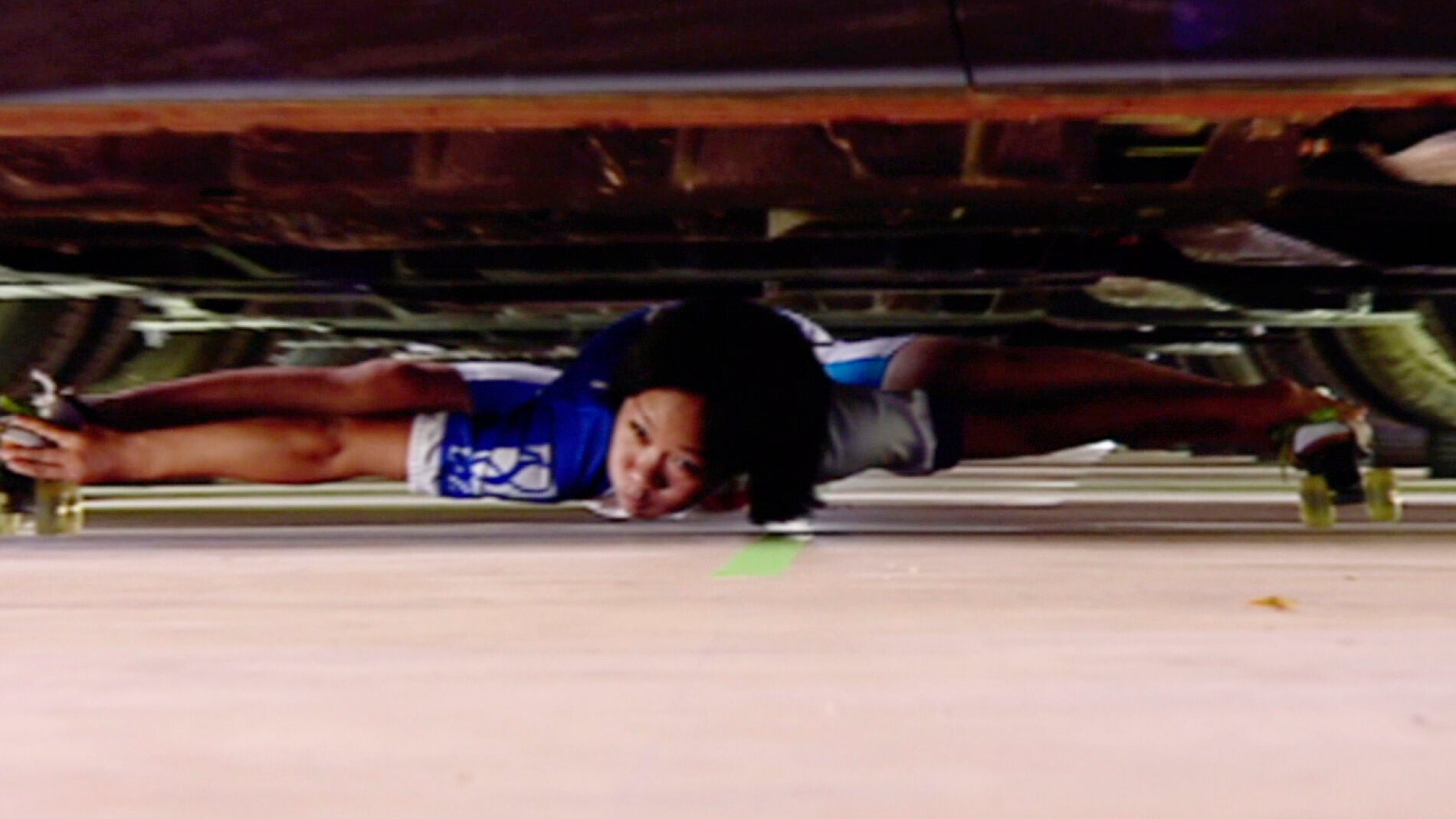 &iquest;Es posible pasar por debajo de 9 coches subida a unos patines?