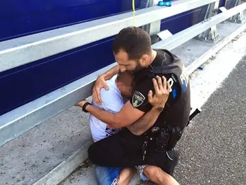 El agente abraza al chico tras el rescate. El agente abraza al chico tras el rescate.