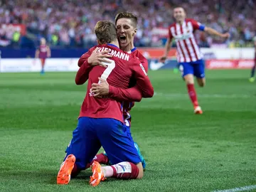 Torres celebra un gol con Griezmann Torres celebra un gol con Griezmann