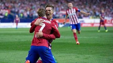 Torres celebra un gol con Griezmann