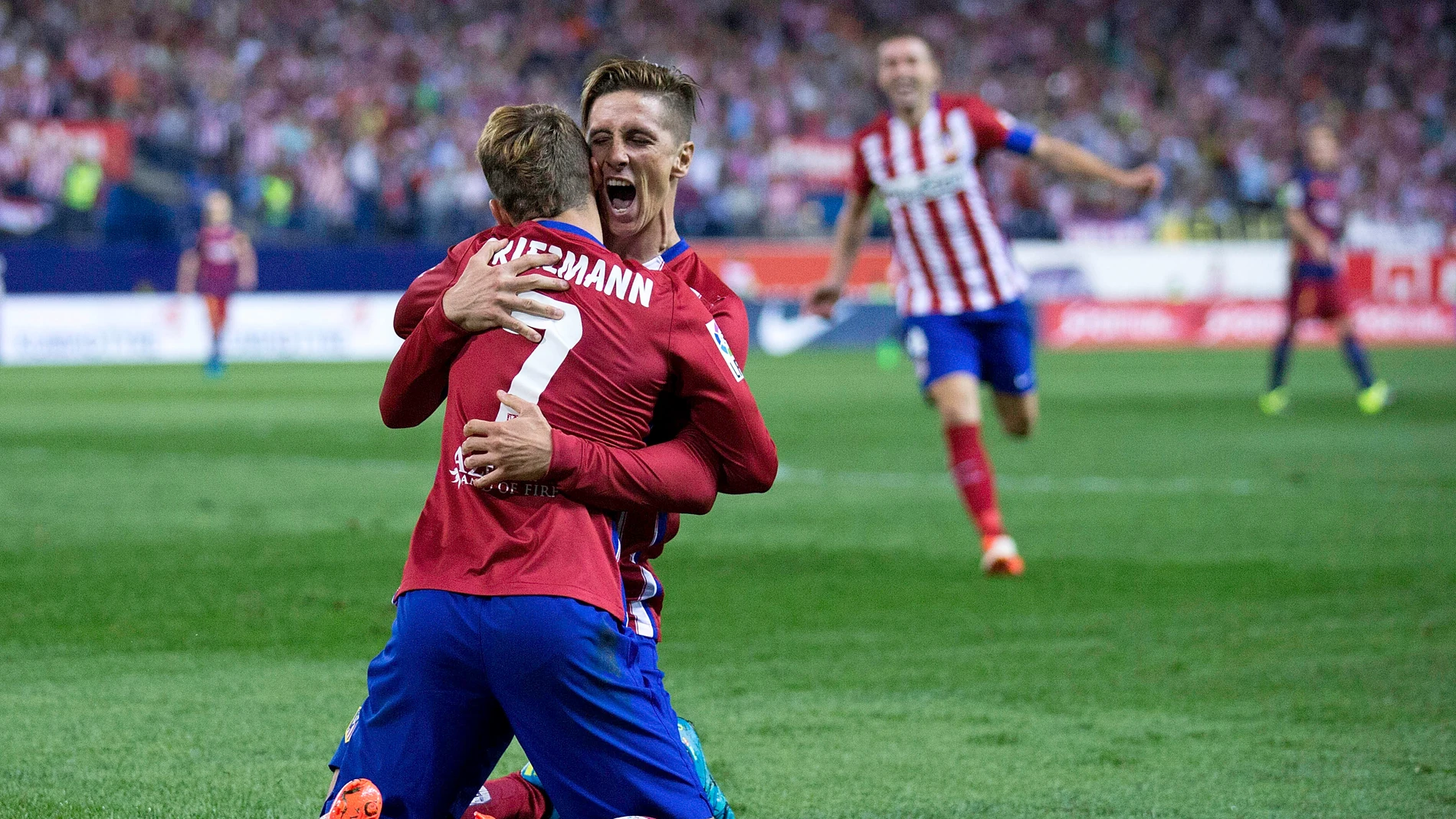 Torres celebra un gol con Griezmann Torres celebra un gol con Griezmann