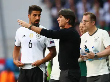 Löw da instrucciones a Khedira Löw da instrucciones a Khedira