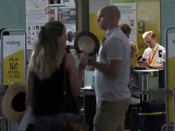 Pasajeros en el aeropuerto de El Prat. Pasajeros en el aeropuerto de El Prat.