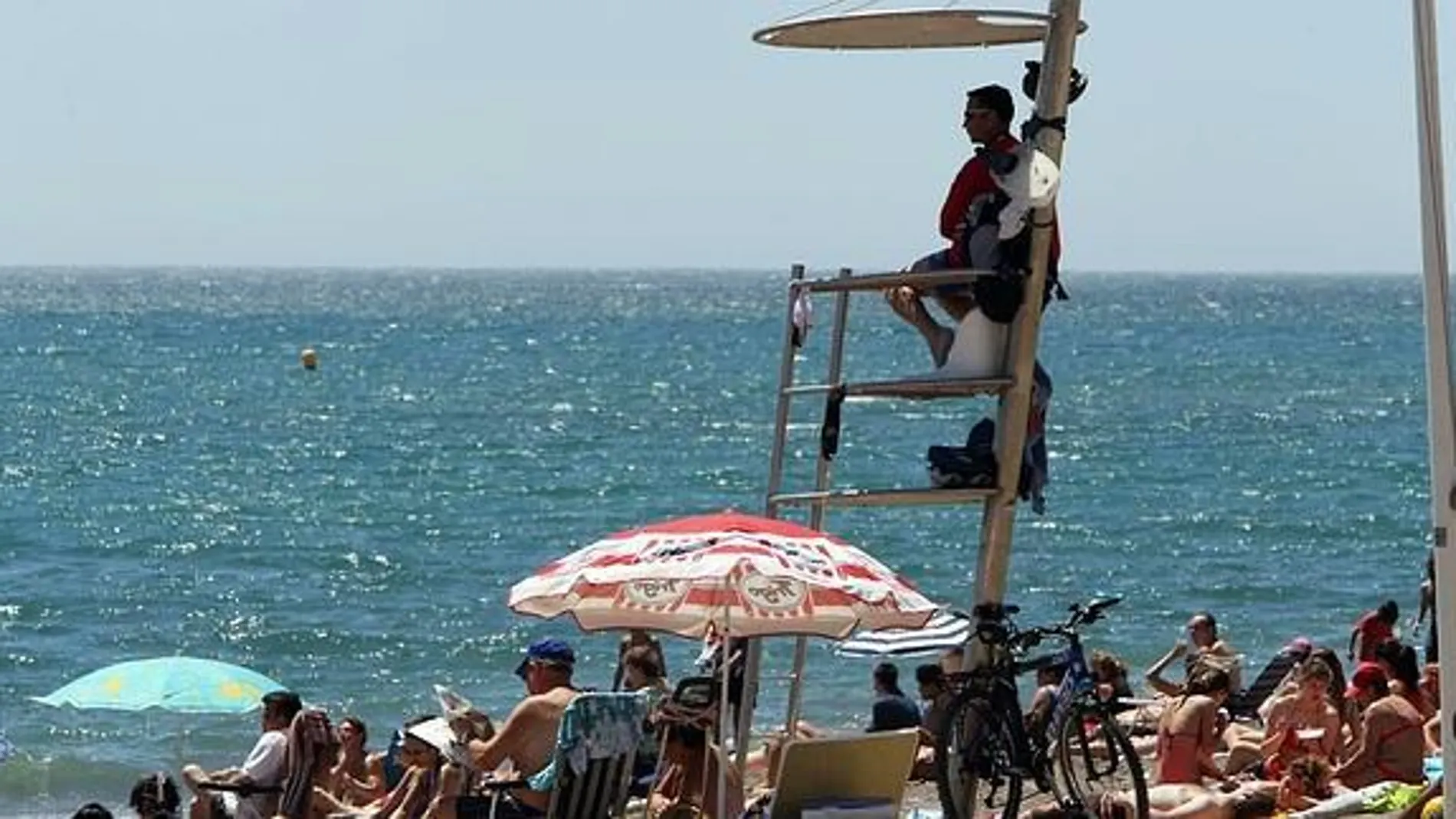Un socorrista vigila en una playa Un socorrista vigila en una playa