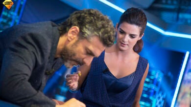 Clara Lago y Leonardo Sbaraglia nos enseñan a hacer malabares con aceitunas