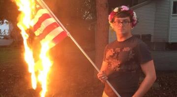 Bryton Mellott, en su foto de Facebook quemando la bandera de EEUU
